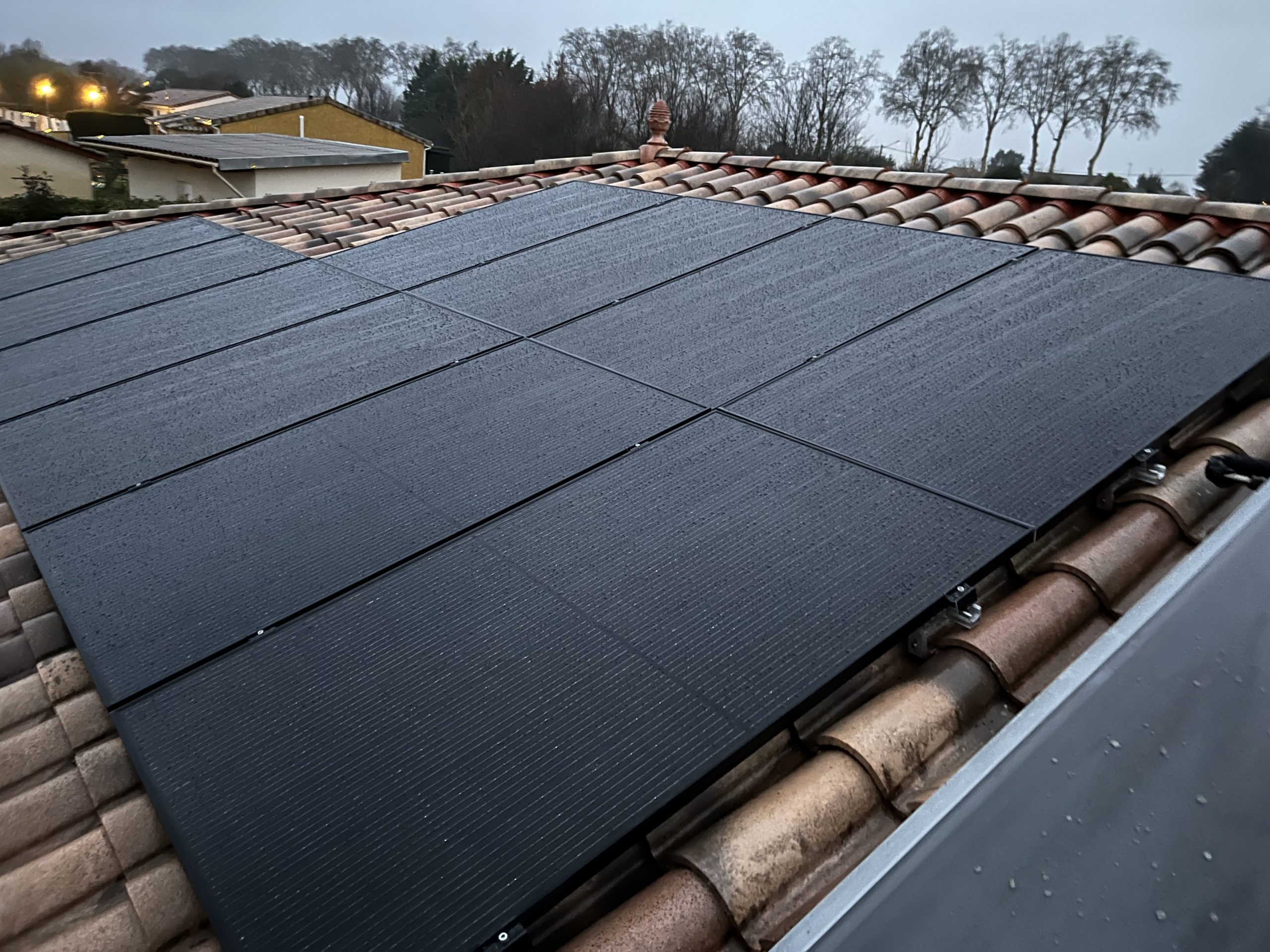 Panneaux solaires posé sur une toiture en surimposition. panneaux Dualsun 6kwc